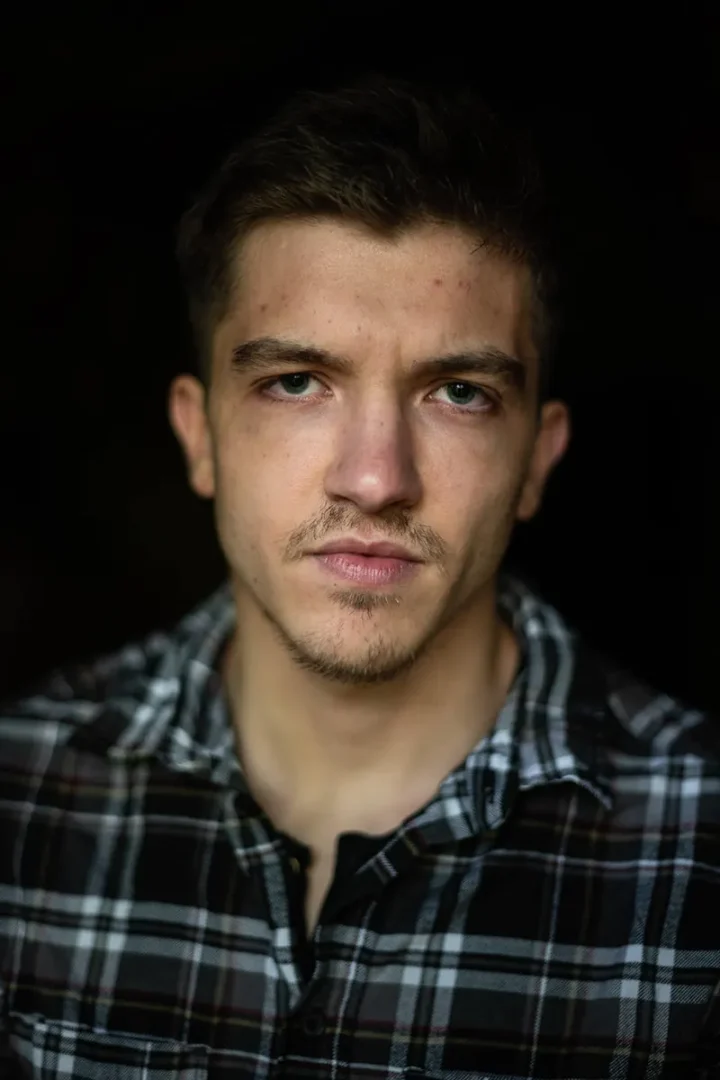 Schauspielporträt Jannik Becker, Schauspieler aus Remseck am Neckar, blickt direkt in die Kamera.