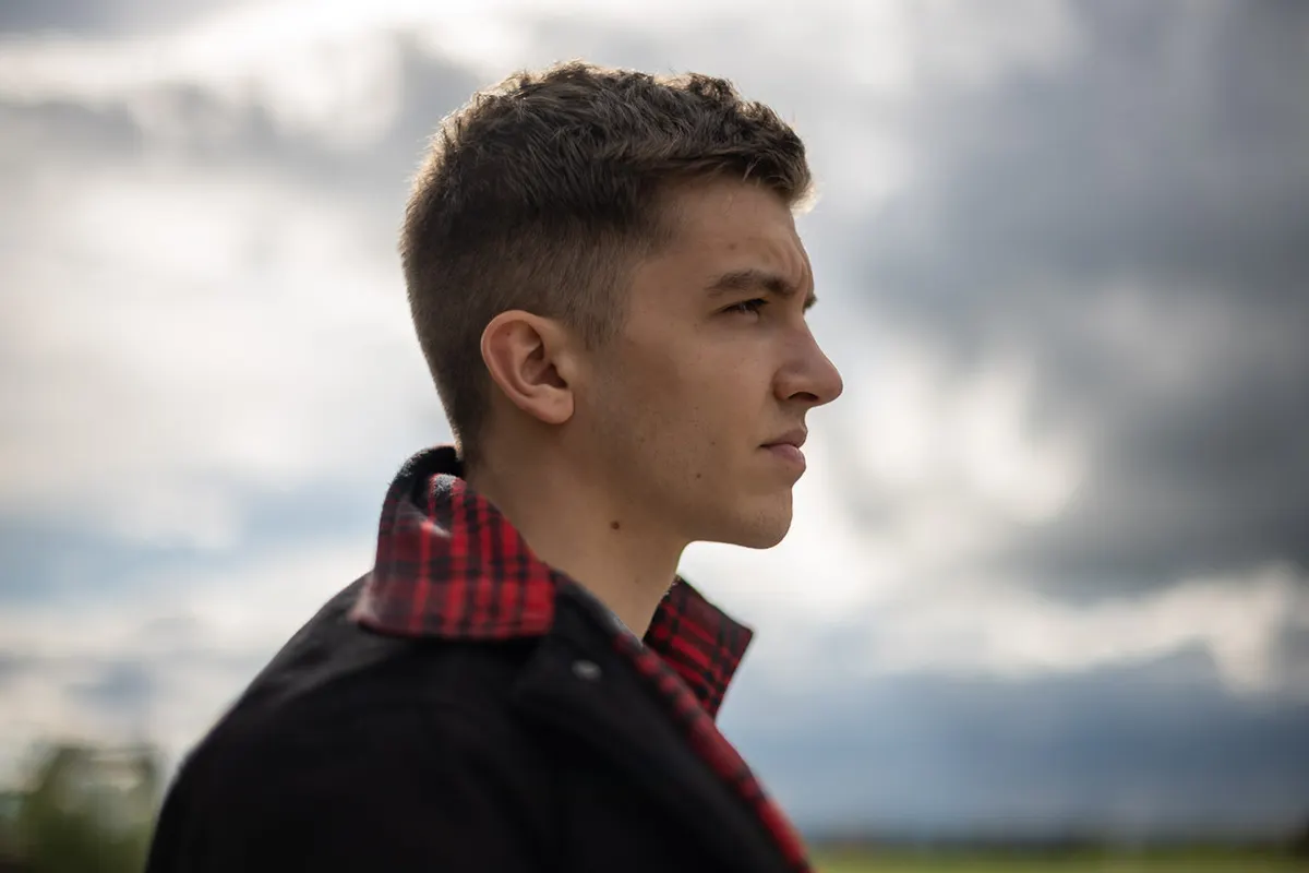 Schauspielportrait Jannik Becker blickt in die Ferne, Remseck am Neckar.