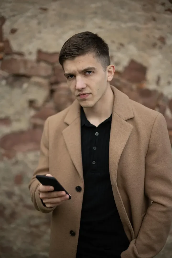 Schauspielportrait Jannik Becker hält Smartphone, Remseck am Neckar.