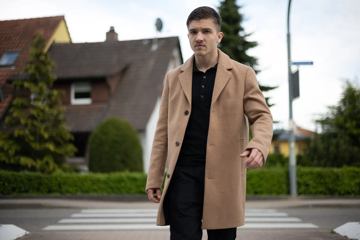 Schauspielportraits Jannik Becker überquert Zebrastreifen im Camelcoat, Remseck am Neckar.