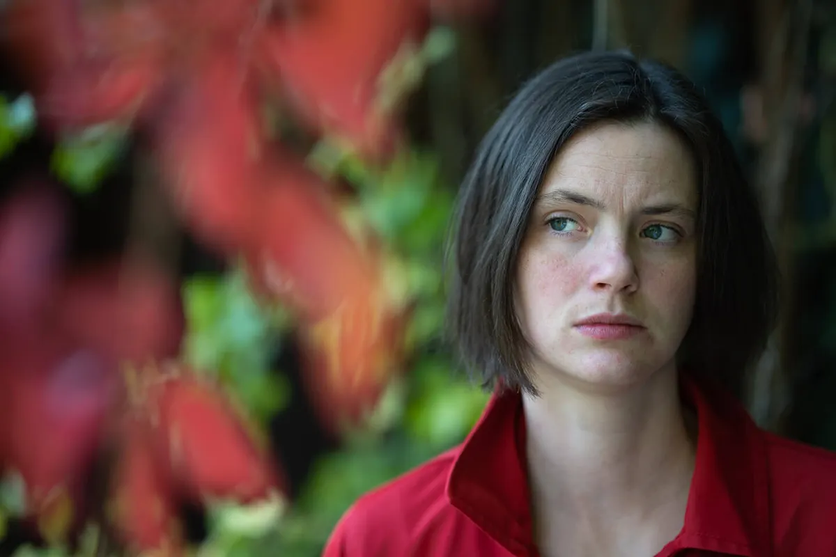 Schauspielporträt Julia Marstaller blickt ins Herbstlicht, Denzlingen.
