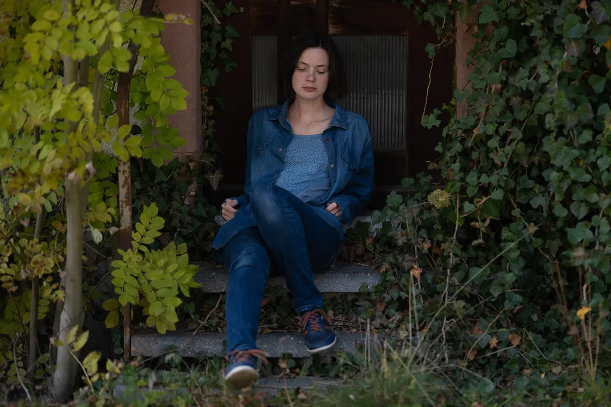 Schauspielporträt Julia Marstaller sitzt auf Betonstufen, Denzlingen.