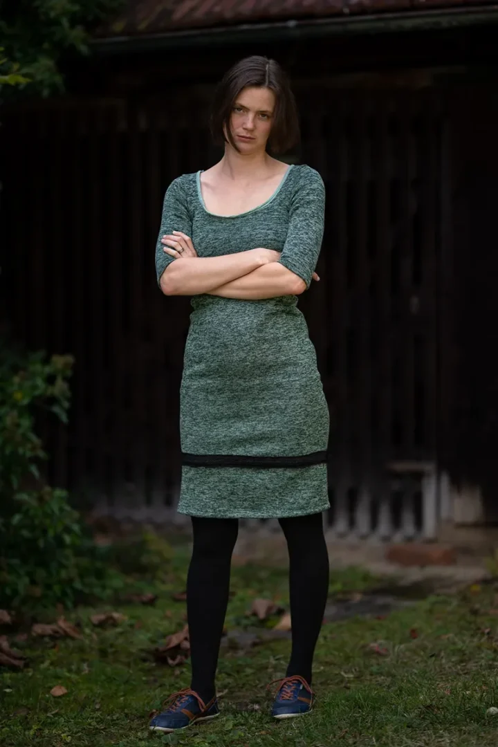 Schauspielporträt Julia Marstaller steht verschränkt vor Holzschuppen, Denzlingen.