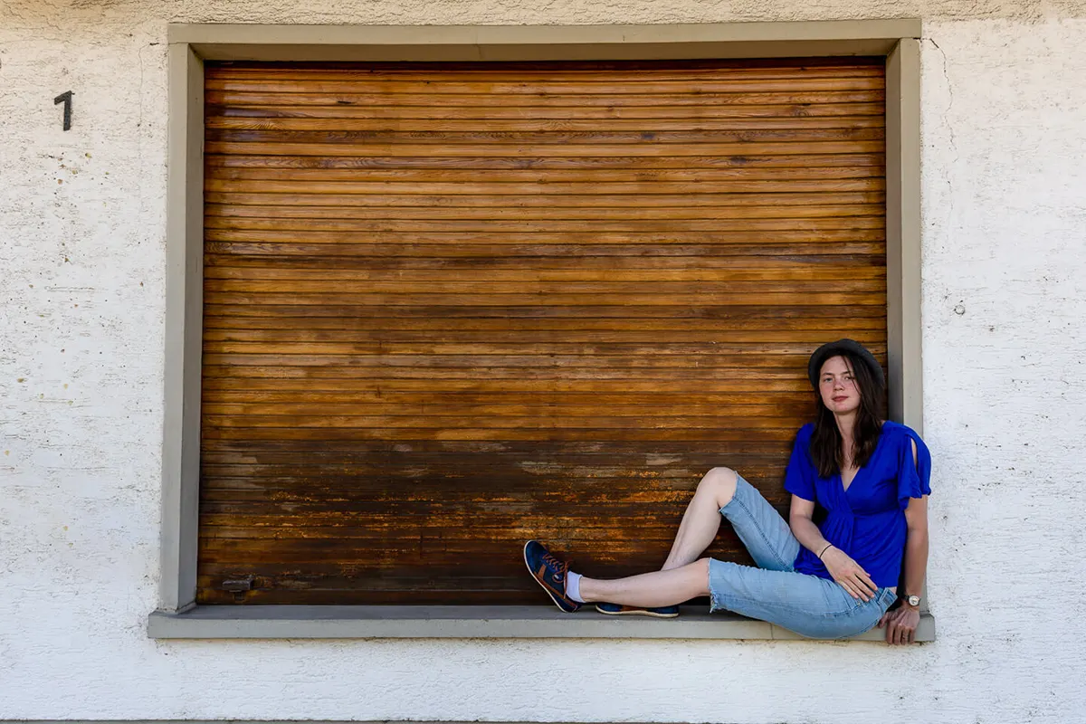 Schauspielportraits Julia Marstaller sitzt vor Holzrollladen, Denzlingen.