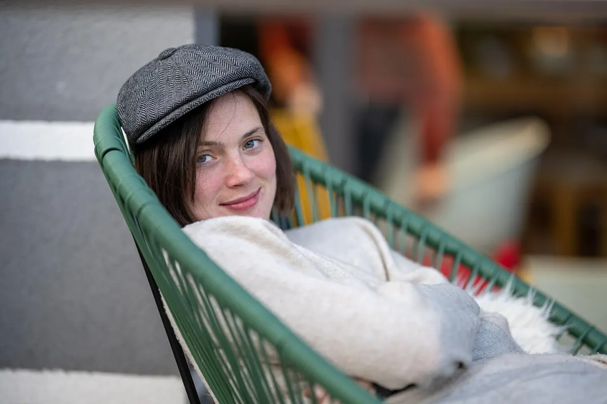 Schauspielportraits Julia Marstaller sitzt entspannt im Korbstuhl, Denzlingen.