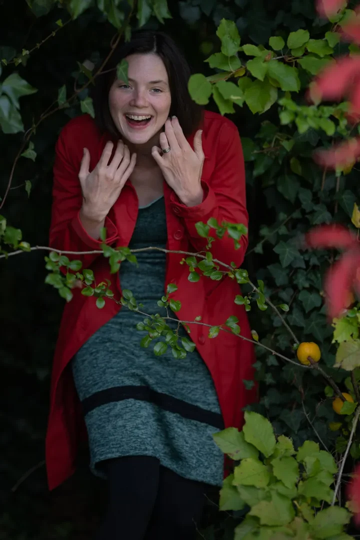 Schauspielporträt Julia Marstaller lacht zwischen Herbstlaub, Denzlingen.