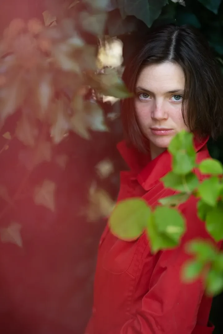 Schauspielporträt Julia Marstaller blickt durch Herbstlaub, Denzlingen.