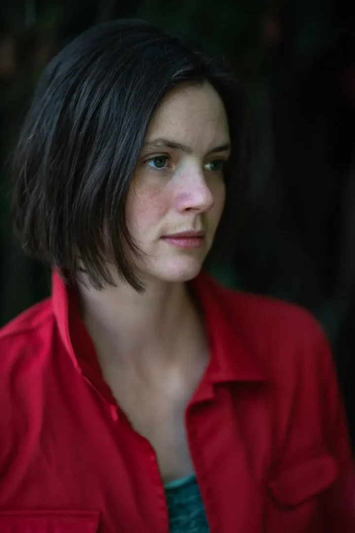 Schauspielporträt Julia Marstaller, Denzlingen, rotes Hemd, Sommersprossen.